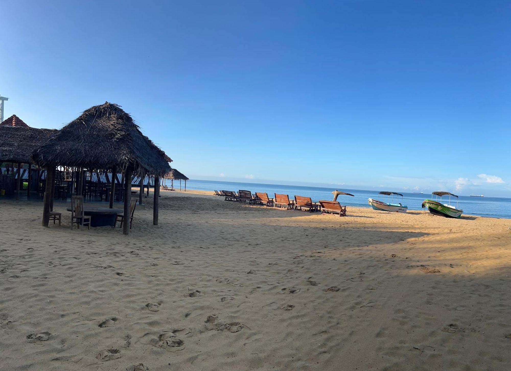 Omeesha Beach Hotel Калпития Екстериор снимка