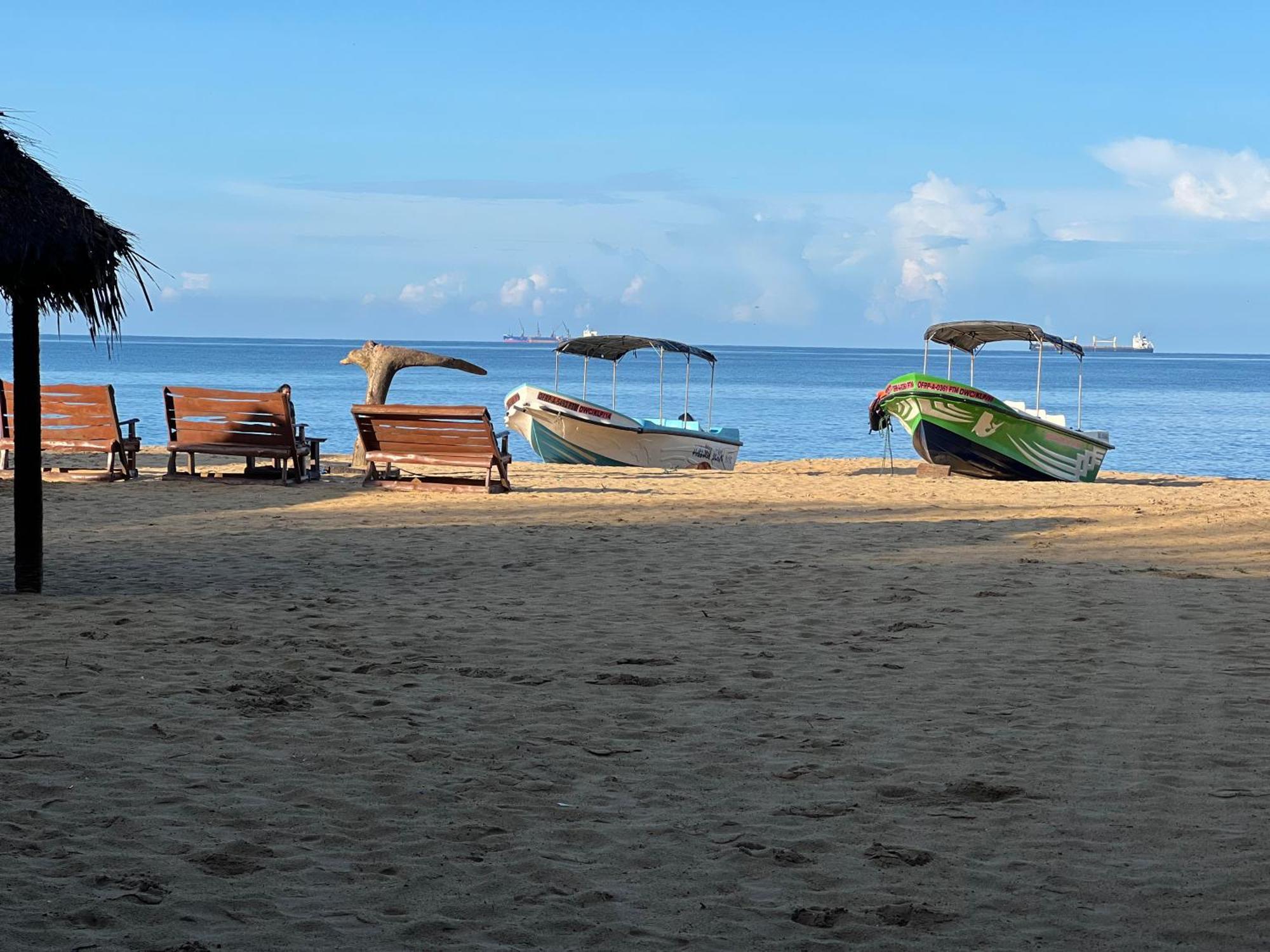 Omeesha Beach Hotel Калпития Екстериор снимка
