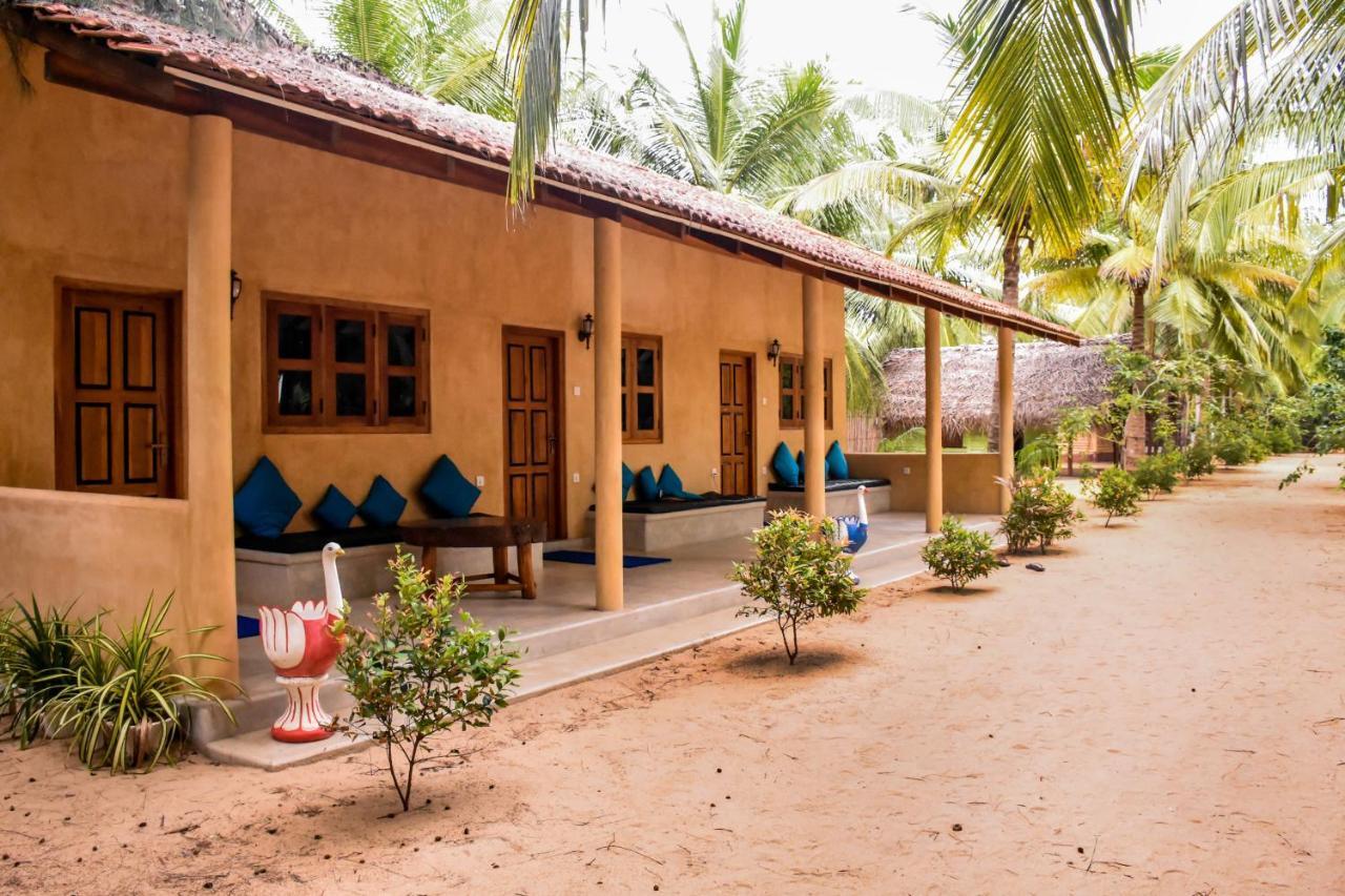 Omeesha Beach Hotel Калпития Екстериор снимка